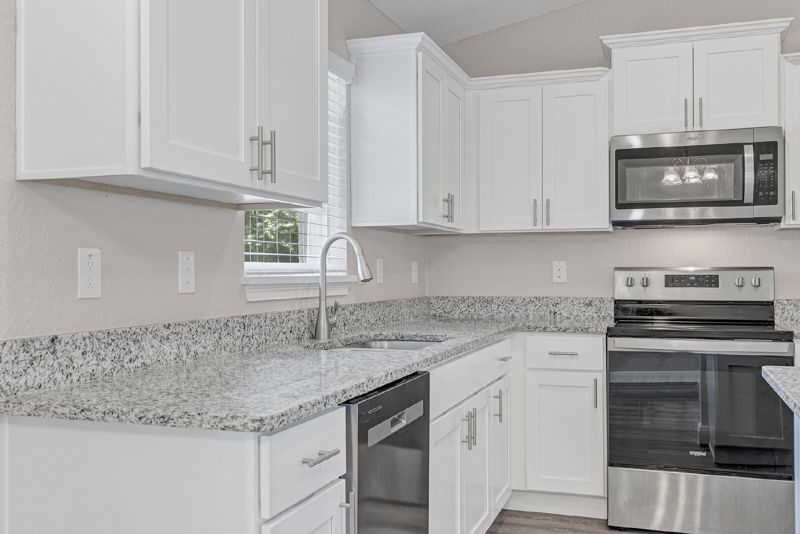 Modern 3-Bedroom Home | Screened Lanai, Granite Kitchen & 2-Car Garage property image