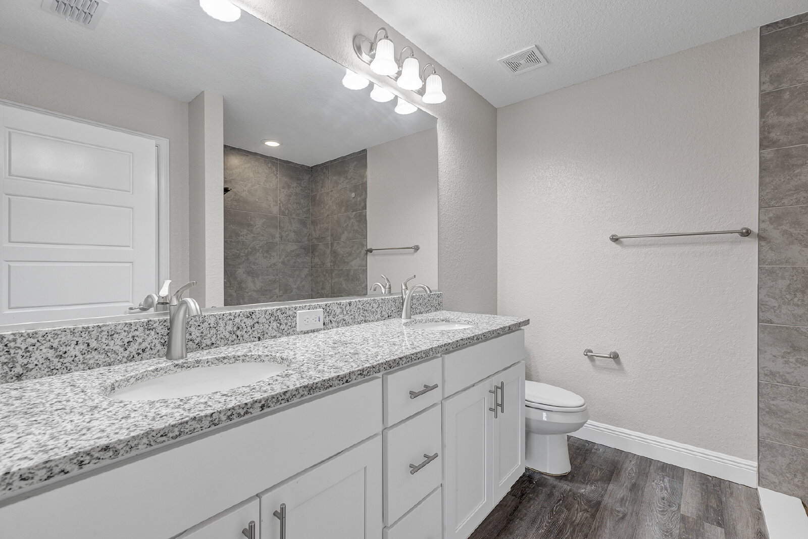 Modern 3-Bedroom Home | Screened Lanai, Granite Kitchen & 2-Car Garage property image