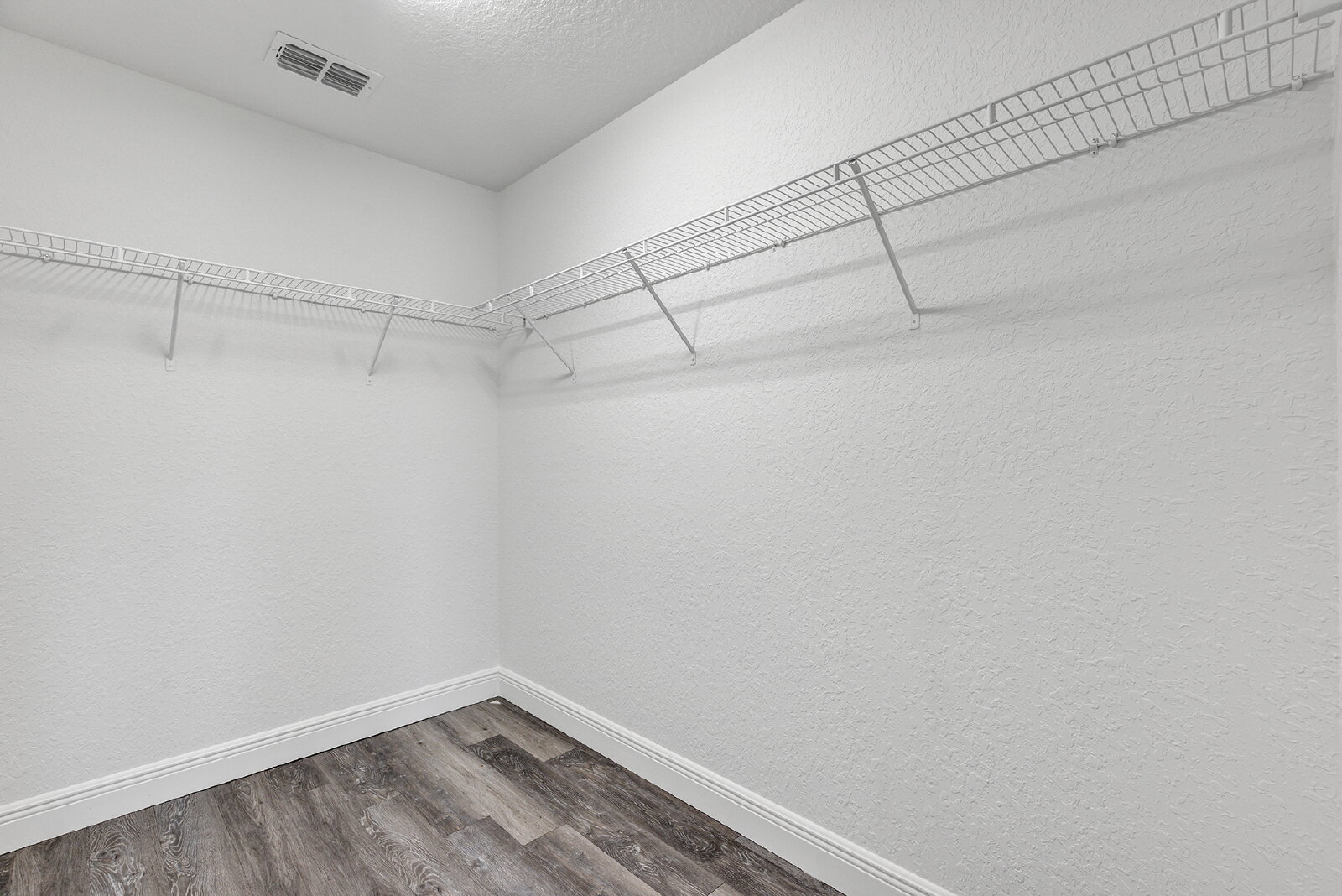 Modern 3-Bedroom Home | Screened Lanai, Granite Kitchen & 2-Car Garage property image